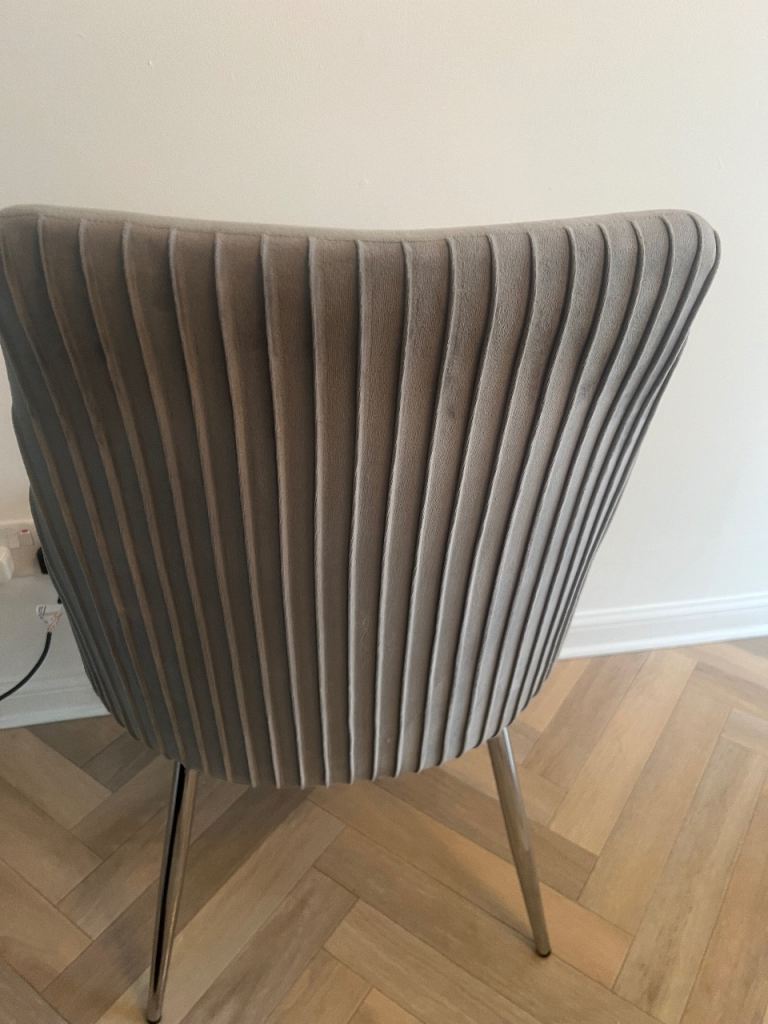 Large glass dinning table and 6 chairs 