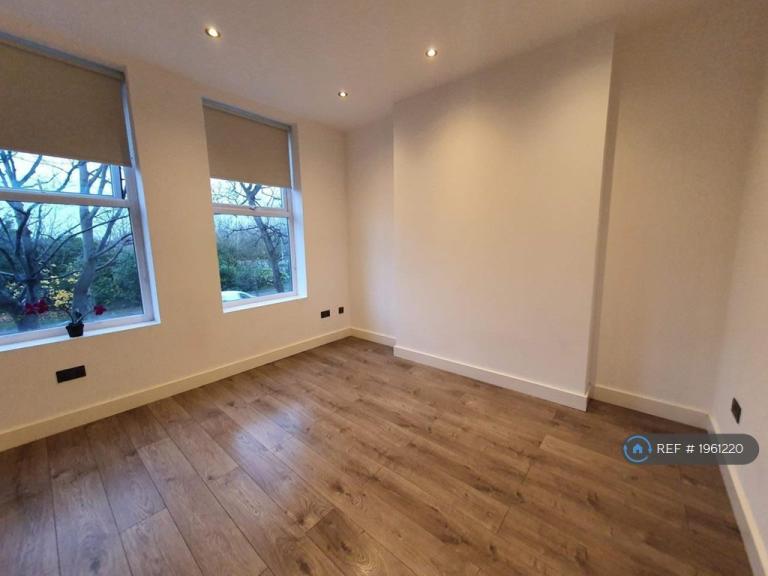 1 bedroom flat in Talbot Road, Manchester, M16 (1 bed) (#1961220)
