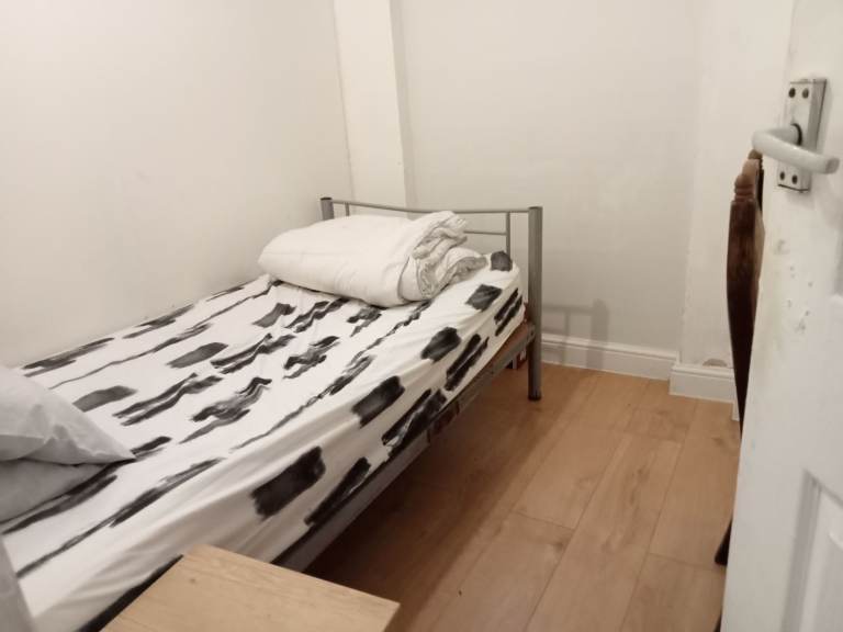 single room to let @ E16 3DZ all bills inclusive 5 min walk DLR available from 21 December!