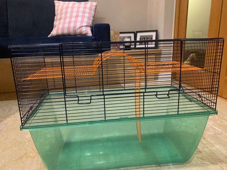 Gerbil cage + waterbottle + food bowl + bedding 