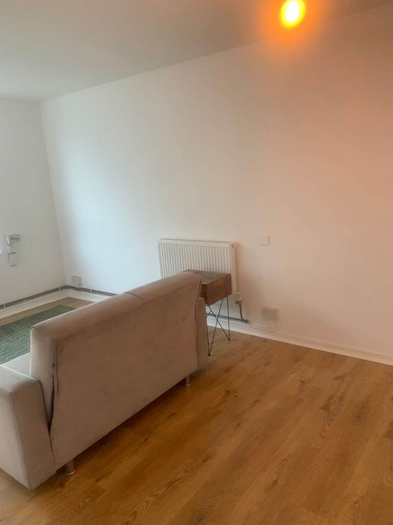 Spacious Double Room/ Bedsit to rent in Dalston