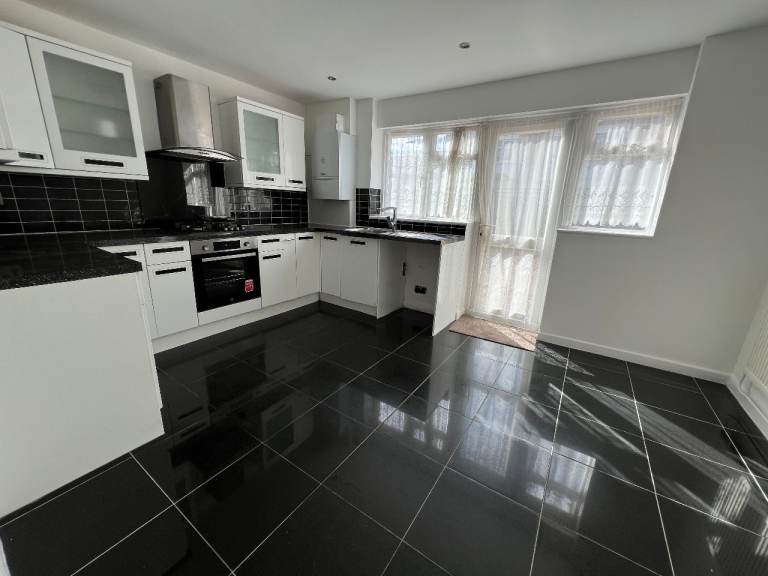 Excellent 4 bedrooms Town House with 2 Toilets and Bathrooms in Custom House--Company Let allowed