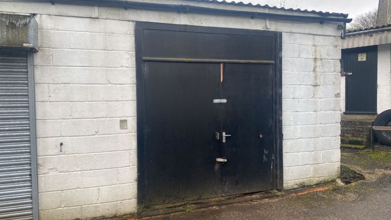 To rent workshop garage/storage space in chapel £350 bills incl.