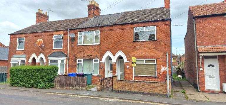 3 bedroom house BENEFIT ACCEPTED garden C HEATING