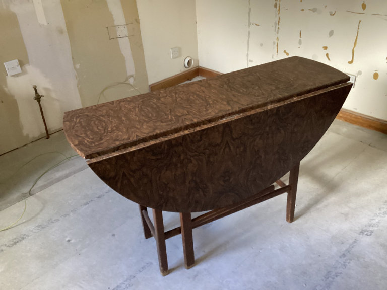 Gate leg table