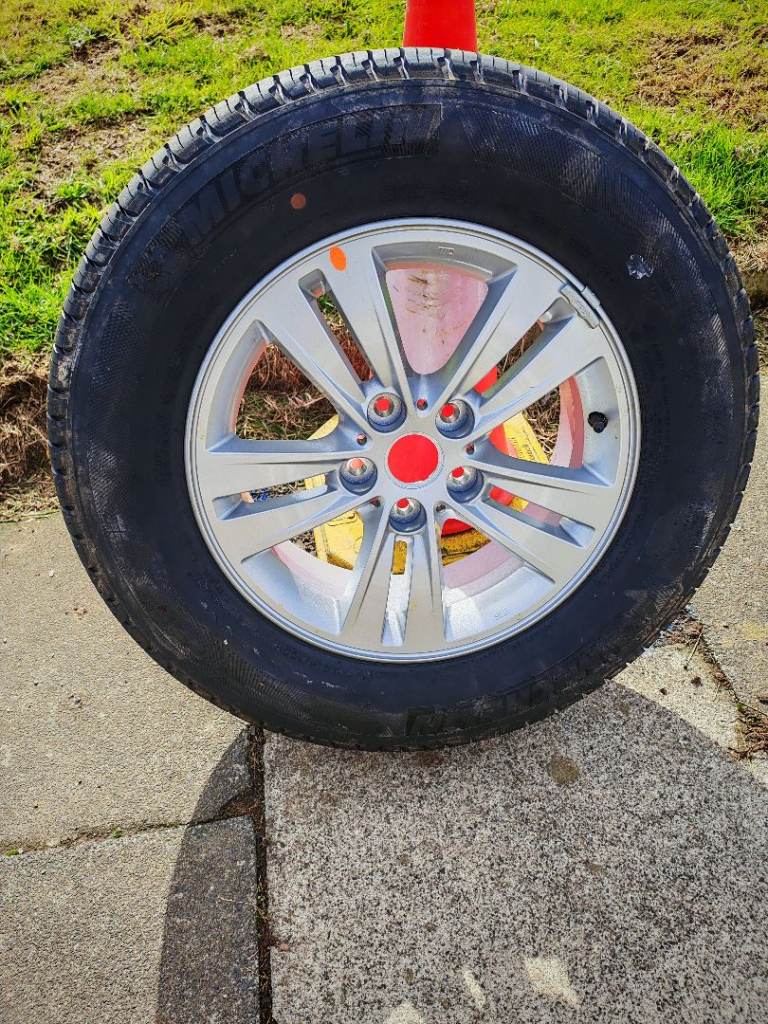 image for Kia sportage alloy as new