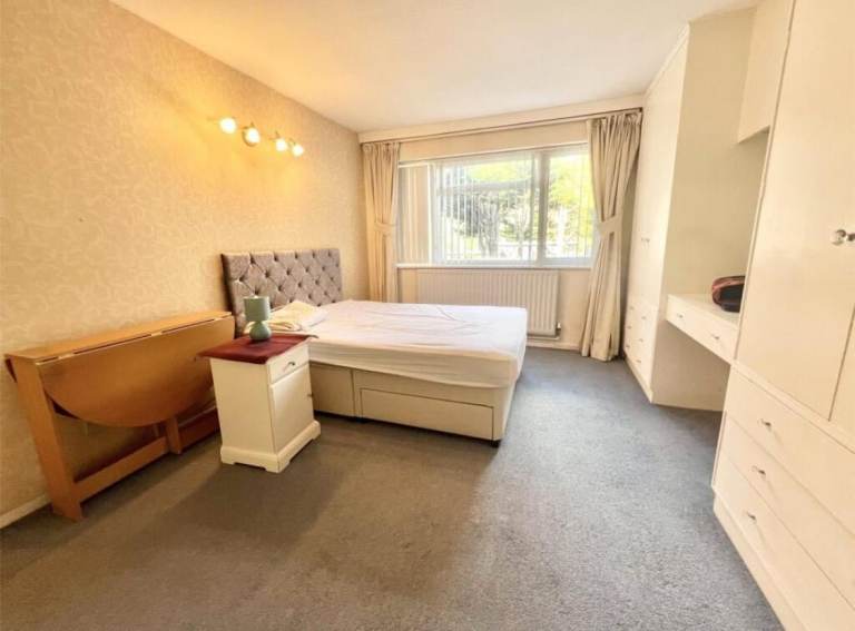 Private Flat one bed room and a box room 