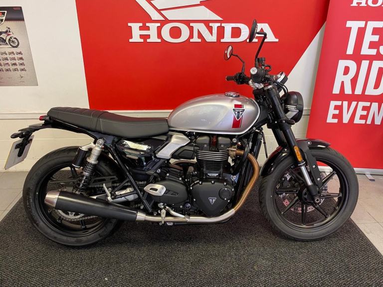 TRIUMPH SPEED TWIN 900