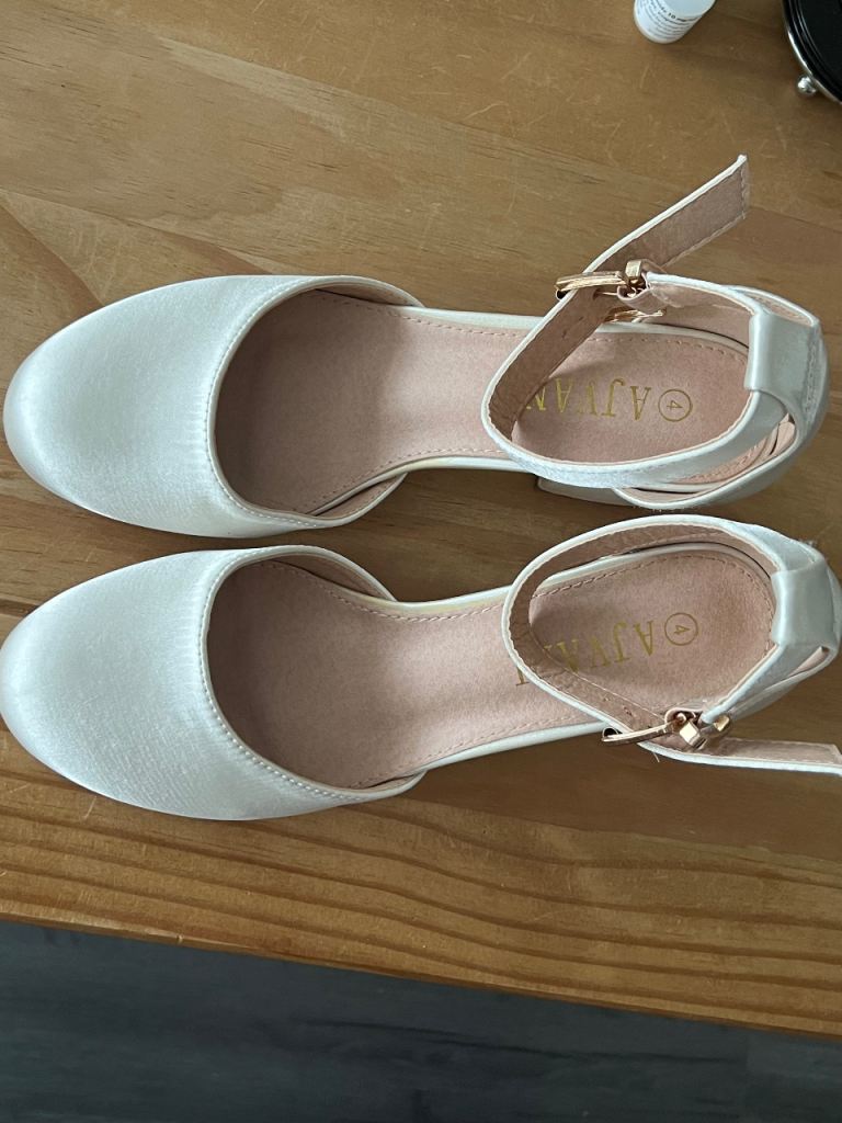 AJVANI White Block Heel Sandals – As Good As New