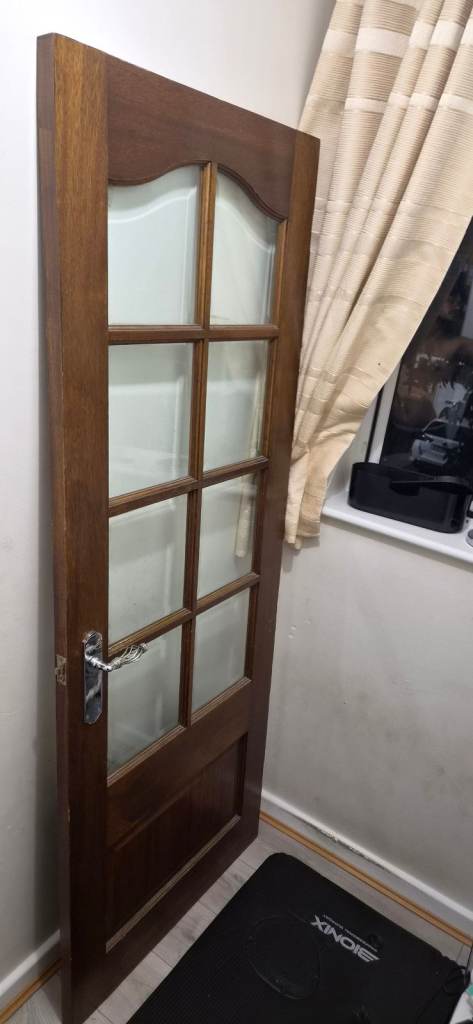 Traditional Wooden Internal Door – 8 Frosted Glass Panels + Chrome Handle