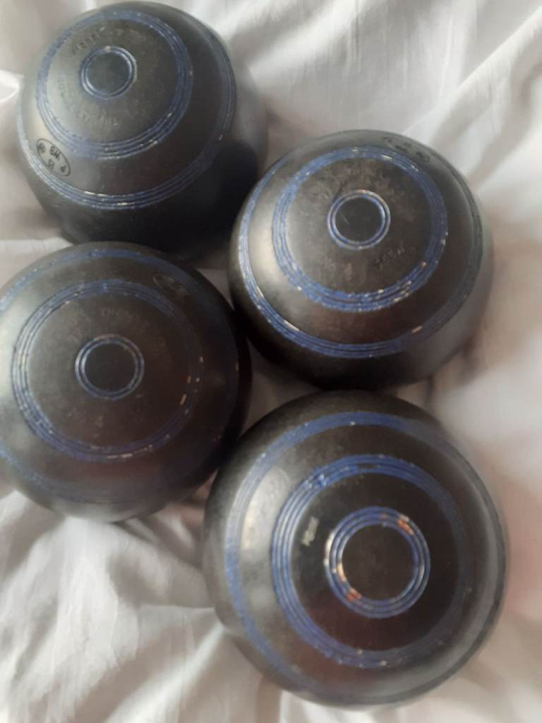 Set of 4 Thomas Taylor size 4 woods for lawn bowls plus carrying straps