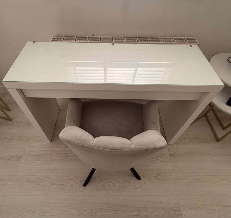 Elegant White Gloss Dressing Table Set