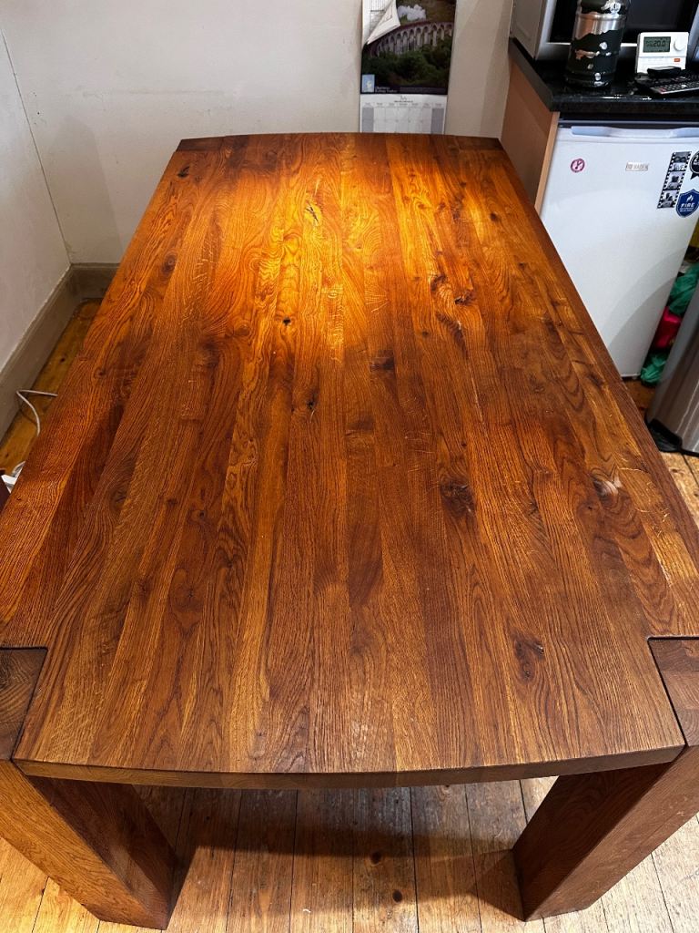 Solid oak Wood Dining Table – Excellent Condition