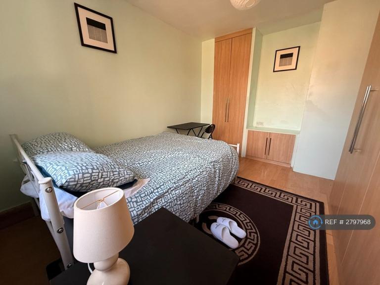 1 bedroom in Longhill Road, London, SE6 (#2797968)