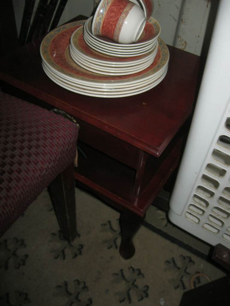 MODERN SINGLE RED WOODEN 2 TIER BEDSIDE CABINET. IN GOOD OVERALL ORDER. SHAPED LEGS