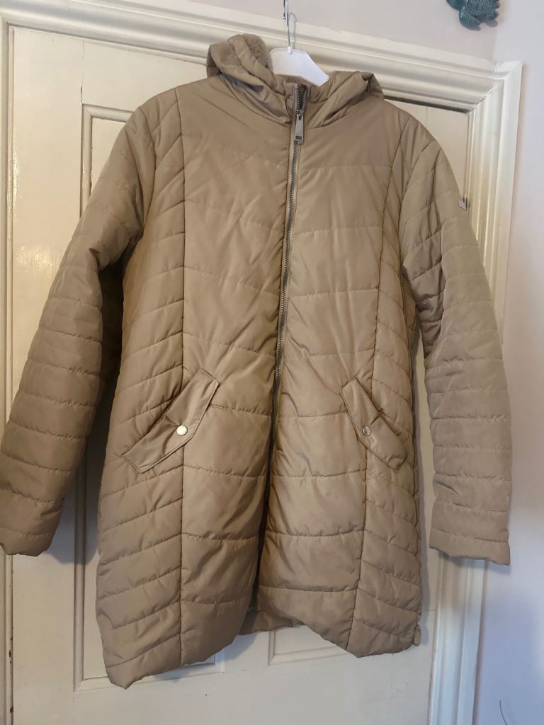 Cream  winter coat with faux fur lined hood.- Size 16 (L) - Good Condition