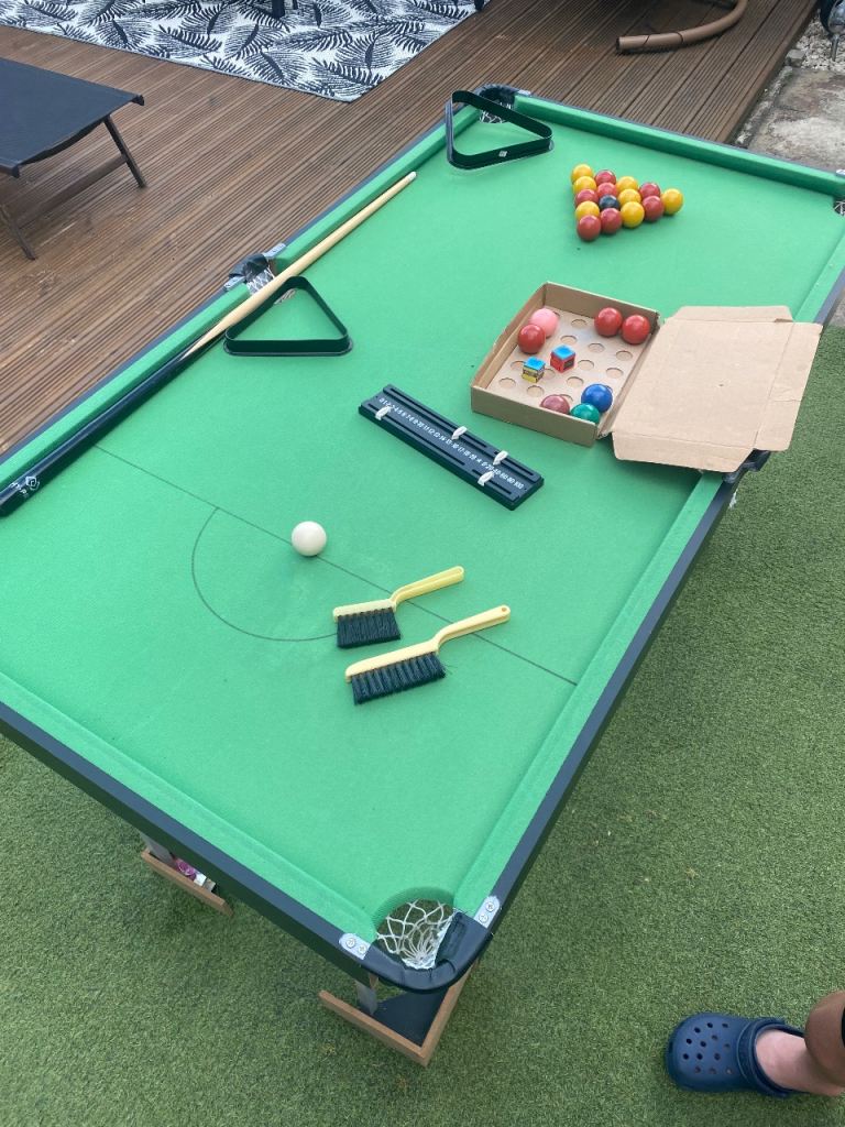 Pool table 