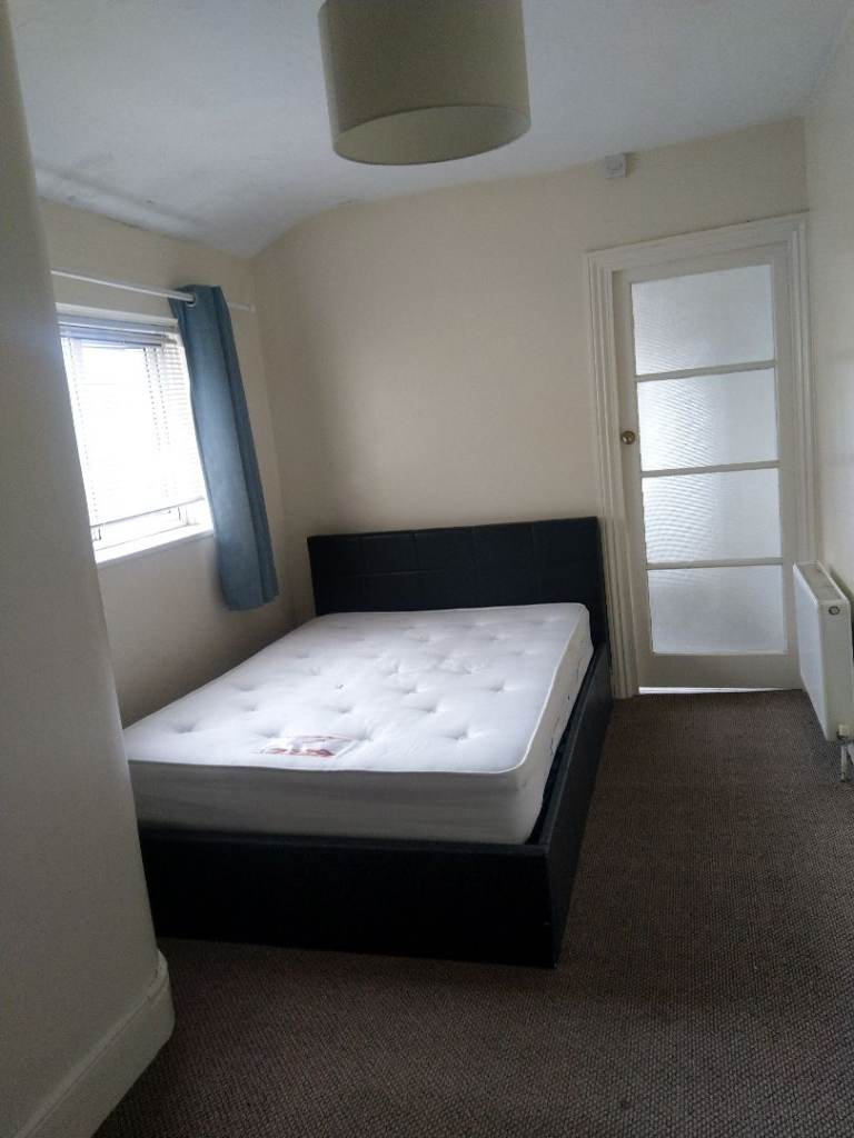 Large Double en-suite bedroom available for rent
