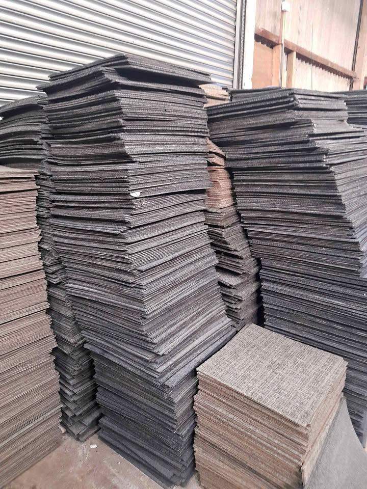 Large Quantity of Grey Carpet Tiles – Good Condition