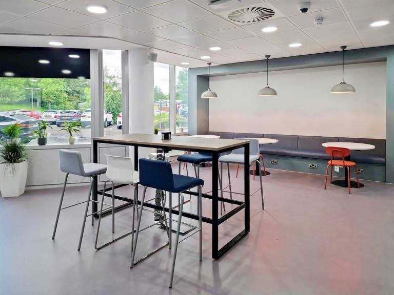 East Kilbride - G74 5PR \ Office for Rent with 4 Workstations