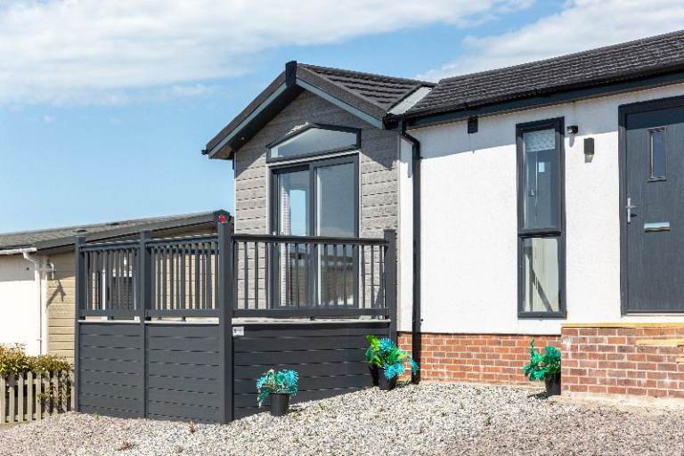 Brand new 2 bedroom residential park home with sea views for sale in Devon