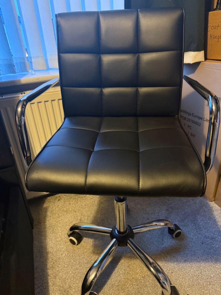 Height adjustable swivel chair 
