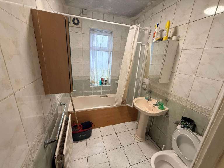 Spacious Room to Rent in Hornchurch RM12 – £900 PCM  Male Tenants 