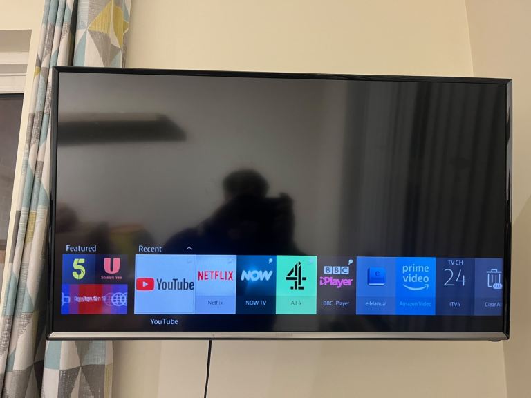 32”Samsung Smart TV – Good Condition, Black