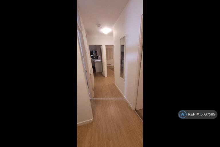 1 bedroom in Longmoor Point, London, SW15 (#3037589)