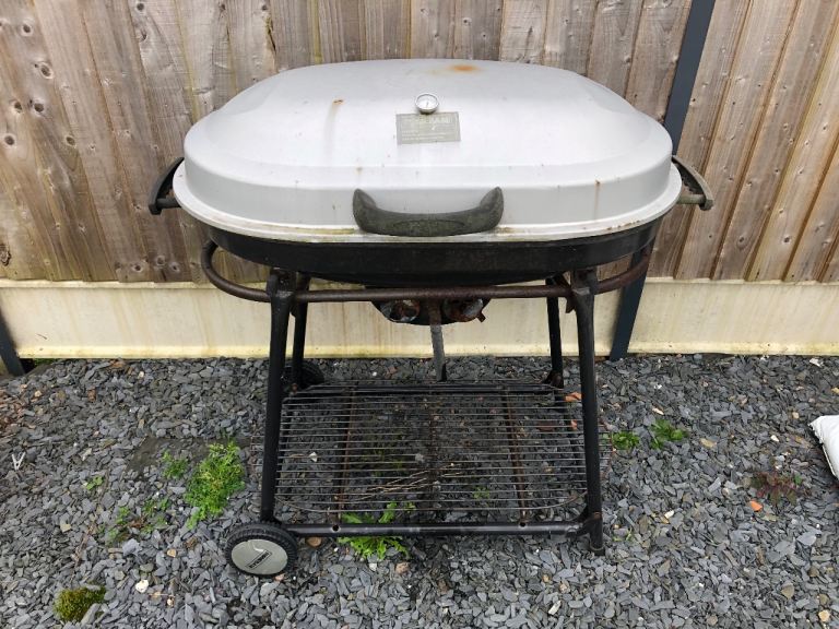 Metal freestanding BBQ