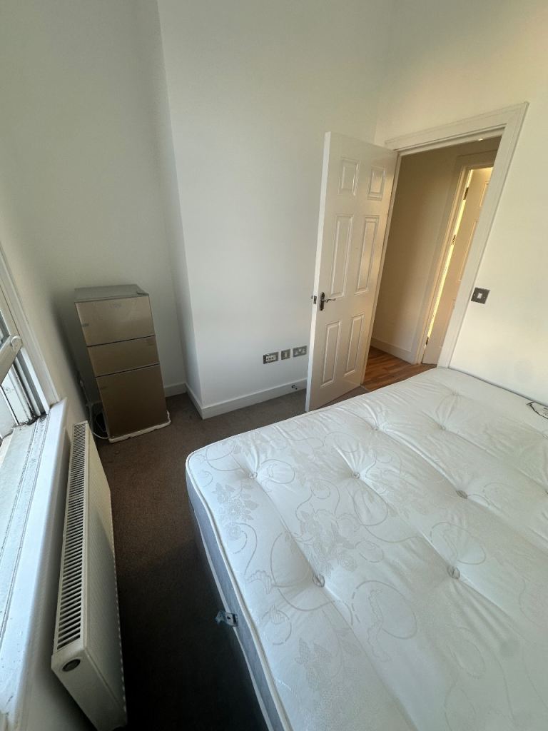     Cozy Single Bedroom to Rent in Modern 3-Bed Flat