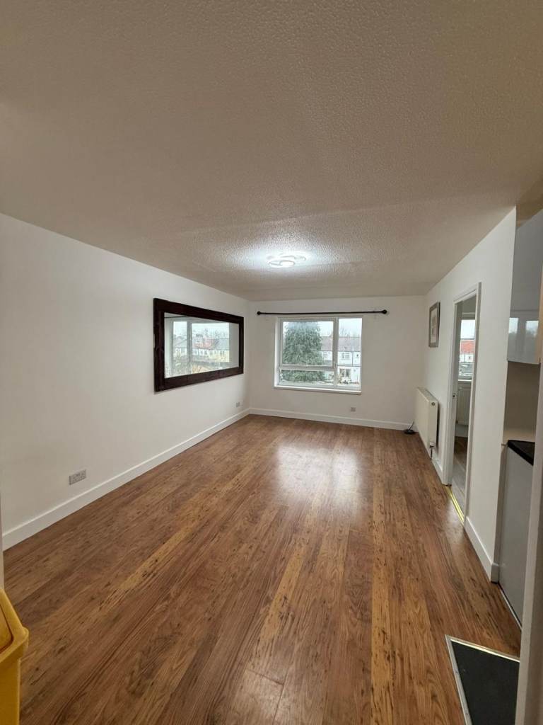 Fully Refurbished 2 bedroom flat