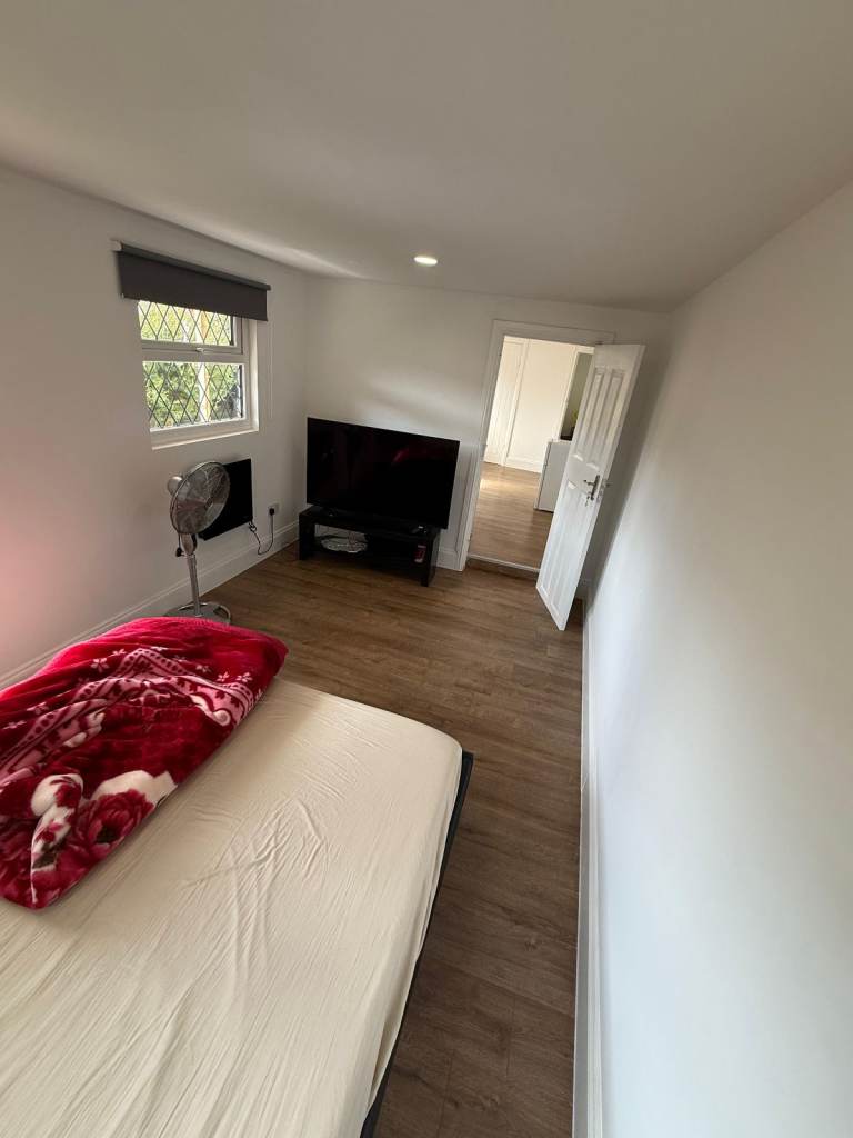 BRAND NEW SPACIOUS 1 BEDROOM FLAT TO RENT- £1700 PER MONTH BILLS INCLUDED in HAYES UB4 (WEST LONDON)