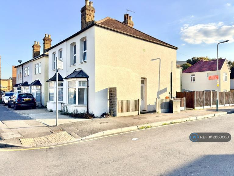 1 bedroom flat in Hainault Road, Romford, RM5 (1 bed) (#2863660)