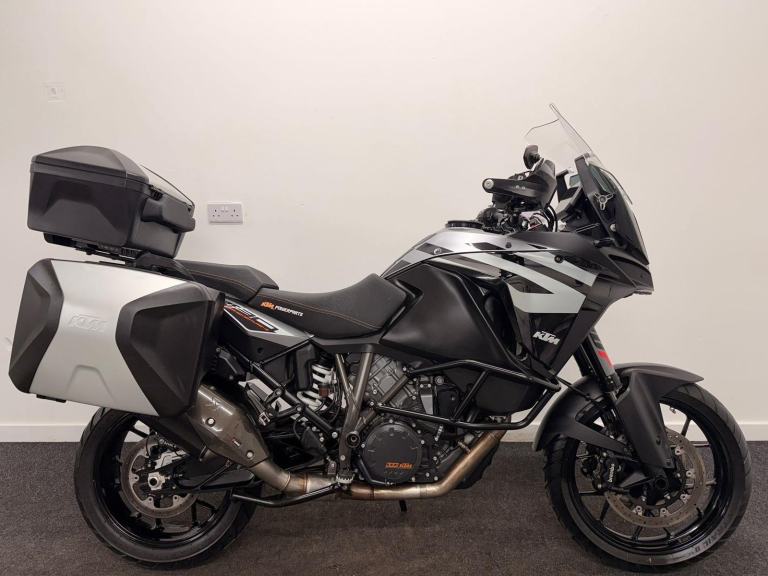 KTM 1290 SUPER ADVENTURE S ** FULL KTM LUGGAGE - AKRAPOVIC EXHAUST - NEW MOT ** 