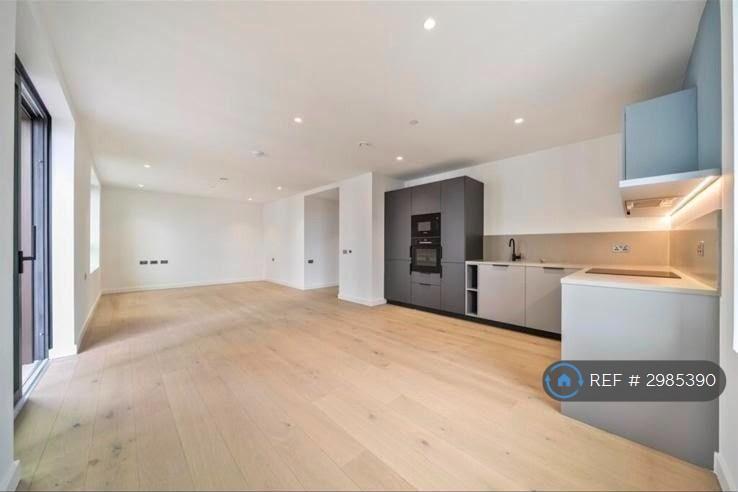 1 bedroom flat in Chandlers Avenue, London, SE10 (1 bed) (#2985390)