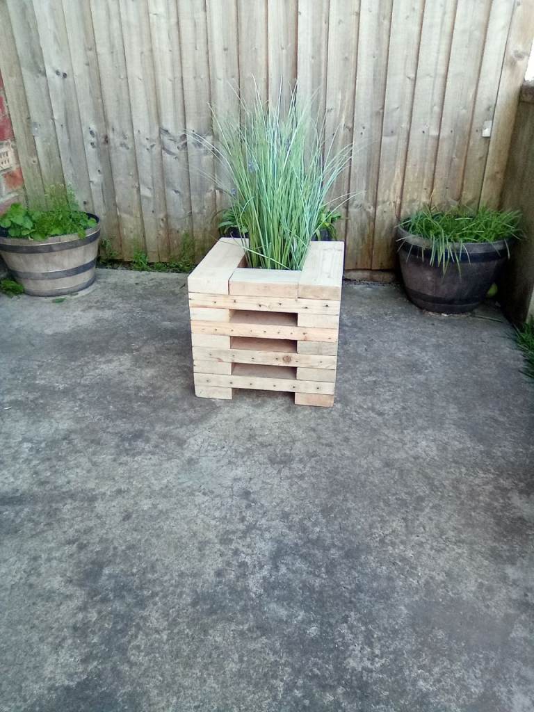 Plant pot stand / planter 