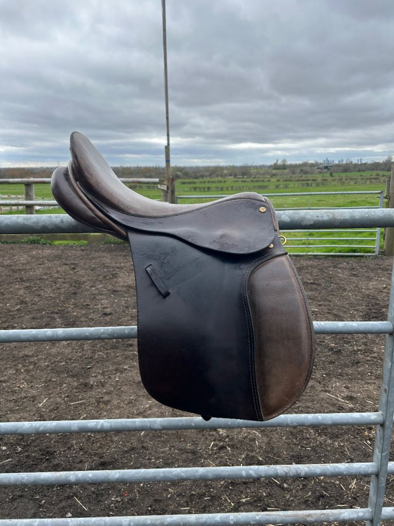 16 and a half inch tower farm Walsall saddle medium-wide general purpose/ working hunter saddle