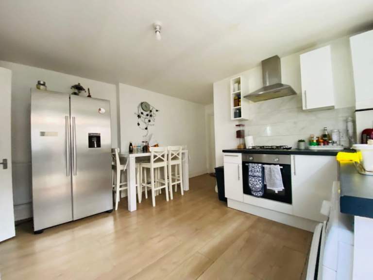 6-Bedroom Property on Whalebone Lane, Dagenham – AVAILABLE ONLY FOR FAMILIES