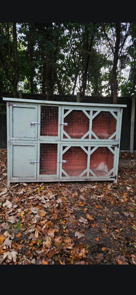 LARGE DOUBLE HUTCH IN TWO SINGLE LEVELS