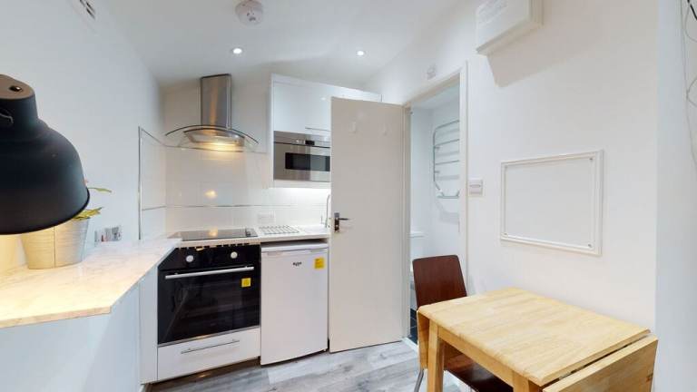 Studio to rent on Chatsworth Road, London