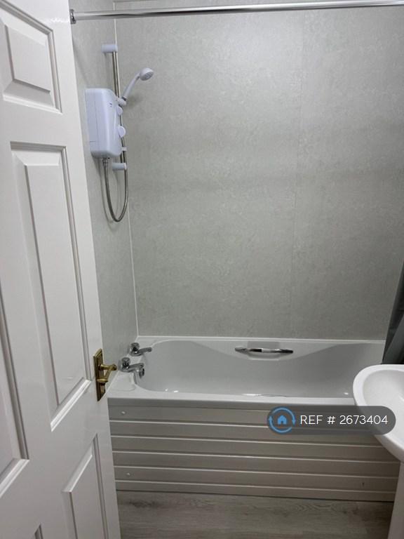 2 bedroom flat in Robertson Street, Greenock, PA16 (2 bed) (#2673404)