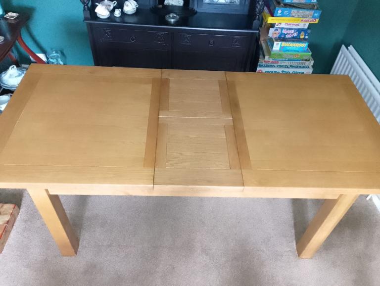 Extendable Wooden Dining Table with Chairs – Good Condition