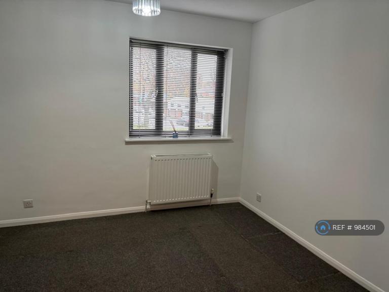 2 bedroom flat in Charleston Close, Feltham, TW13 (2 bed) (#984501)
