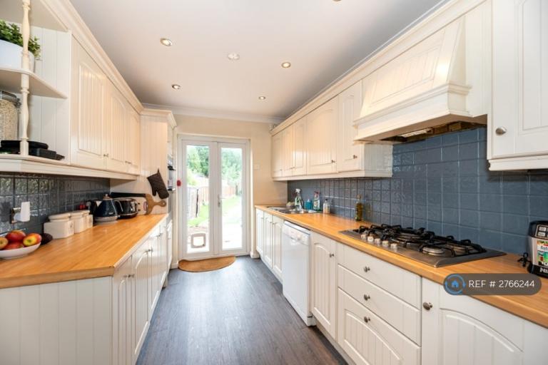 5 bedroom house in Rayleigh Road, Hutton, Brentwood, CM13 (5 bed) (#2766244)