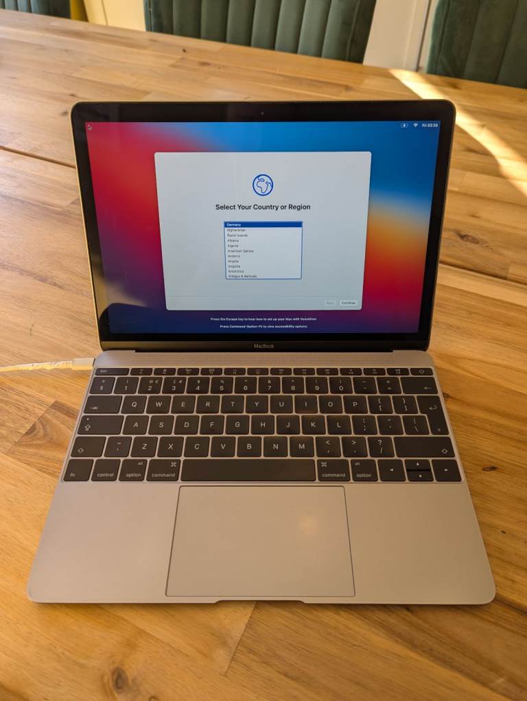 Macbook 12" 2015 Space Grey - Great for students and people on the go