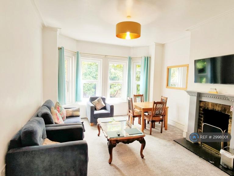 2 bedroom flat in Snowdon Road, Bournemouth, BH4 (2 bed) (#2998001)