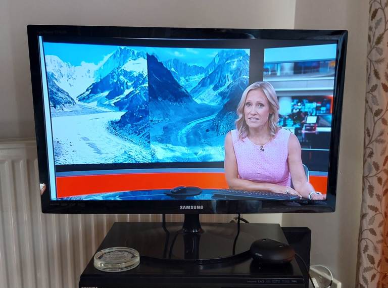 Samsung LT27A300 27 Inch TV. With Stand & Remote. Fully Working.