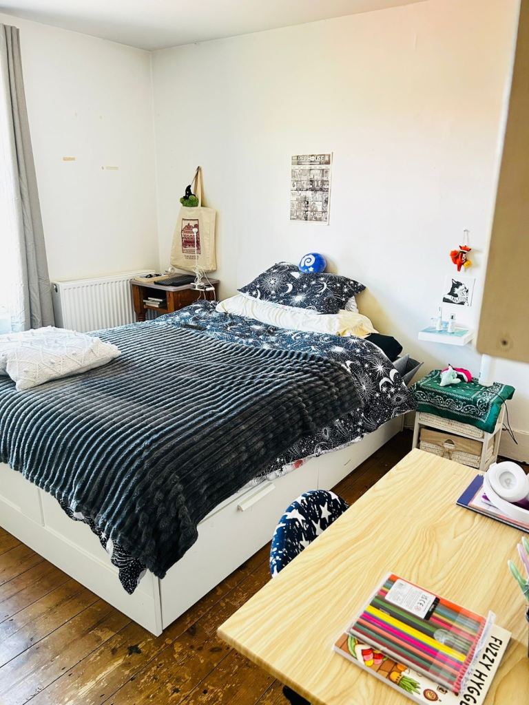 Urgent Room available ! 