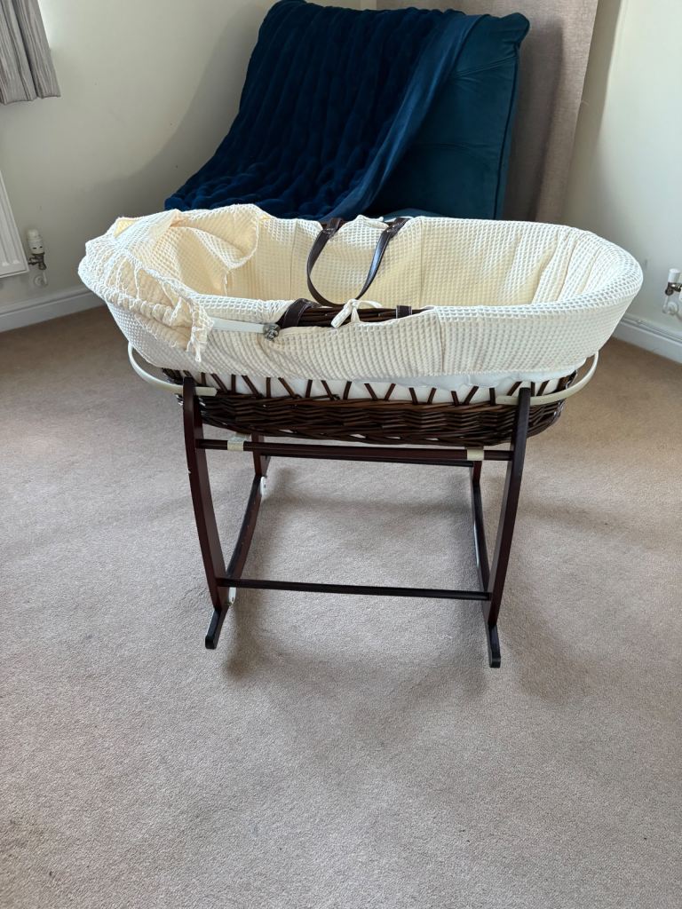 Moses basket with rocking stand 